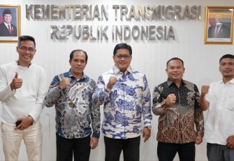 Wamentrans Viva Yoga foto bersama delegasi HIPKA di Jakarta, Jum'at (20/2)