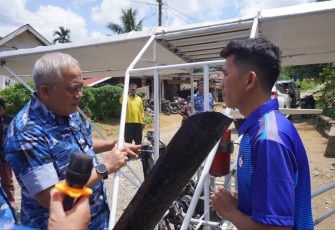Wakapuspotdirga Lanud Soewondo Kolonel Pnb Iwan Tahandi saat berdialog dengan Carlos Sitepu, Kamis (20/2)