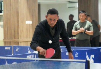 Pangkostrad Letjen TNI Mohammad Fadjar saat unjuk skill lomba tenis meja, Jum'at (21/2)