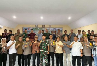 Dandim 1403/Palopo Letkol Arm Kabit Bintoro foto bersama usai rakor strategi percepatan serap gabah, Jum'at (21/2)