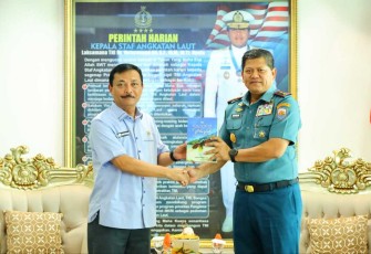 Ketum PPAL Laksamana TNI (Purn) Siwi Sukma Adji memberikan cenderamata Pangkoarmada III Laksmana Muda TNI Hersan, Senin (24/2)