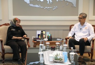 Menteri PAN-RB Rini Widyantini bersama Waketum Bidang Transformasi Teknologi dan Digital Teguh Ananta Wikrama di Jakarta, Selasa (25/2)