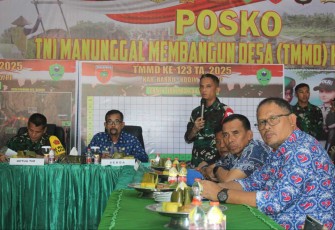 Dansatgas TMMD ke 123, Letkol Kav S.Simanjuntak saat memberikan pemaparan, Kamis (27/2)