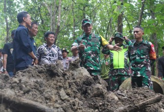 Ketua Tim Wasev Kolonel Inf Marthen Pasunda saat meninjau lokasi sasaran fisik, Kamis (27/2)