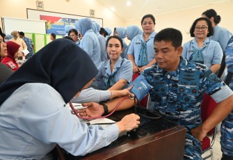 Danlanud Soewondo Tampak Mengikuti Kegiatan Donor Darah Dalam Rangka HUT ke-79 TNI AU.
