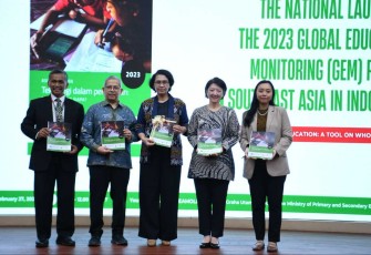 Sekjen Kemendikdasmen Suharti foto bersama peluncuran laporan GEM UNESCO 2023 di Jakarta, Kamis (27/2)