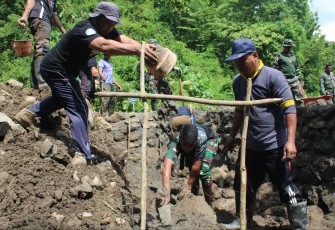 Bangun talud bersama warga di lokasi TMMD 
