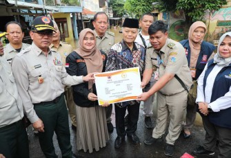 Deputi Bidang Penanganan Darurat BNPB Mayjen TNI Lukmansyah (topi hitam) bersama Wakil Ketua Majelis Permusyawarahan Rakyat (MPR) Republik Indonesia / Anggota Komisi VIII Dewan Perwakilan Rakyat (DPR) Republik Indonesia Hidayat Nur Wahid (kopiah hitam) saat meninjau dan memberikan simbolis bantuan kepada warga terdampak banjir di Kelurahan Rawajati, Kecamatan Pancoran, Jakarta Selatan, Jakarta pada Senin (3/3) sore hari.
