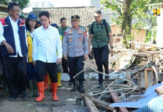 Wapres Gibran saat meninjau banjir dan longsor di Kabupaten Sukabumi 