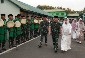 Pangdam Jaya Mayjen TNI Rafael Granada Baay disambut tabuhan rebana prajurit Brigif 1/JS di Bekasi, Kamis (13/3)