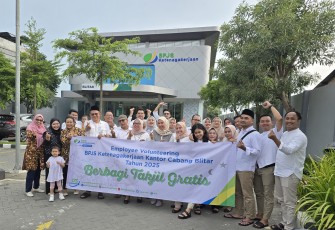 BPJS Ketenagakerjaan Cabang Blitar Berbagi Takjil di Bulan Ramadhan