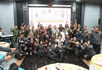Kadispenad Brigjen TNI Wahyu Yudhana foto bersama awak media di Jakarta, Jum'at (14/3)