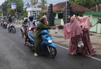 Takjil gratis untuk pengendara motor 
