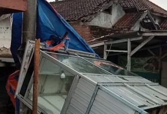 Peristiwa angin kencang di Kab Indramayu, Jabar pada Minggu (16/3)