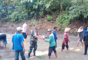 Gotong royong kerja bakti bersama warga desa binaan 