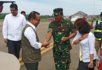 Danrem 023/KS Kolonel Inf Jansen P Nainggolan menyambut kedatangan Menko PMK Pratikno di Bandara Binaka, Nias, Sabtu (22/3)