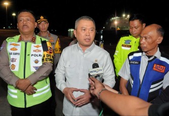 Menhub Dudy Purwagandhi saat meninjau pelabuhan Merak, Minggu (23/3)