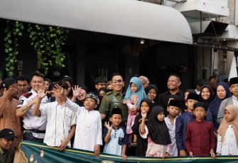 Kapendam IX/Udayana Kolonel Inf Agung Udayana foto bersama dengan elemen masyarakat dalam berbagi takjil gratis, Minggu (23/3)