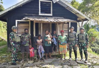 Satgas Yonif 700/WYC bagikan pakaian anak 