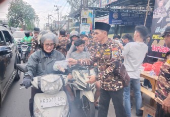 Kader FKPPI dan Rayon Medan Helvetia Berbagi Takjil di Bulan Ramadan 1446 H