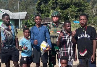 Berikan sarana olahraga di kampung Gigobak, Sinak