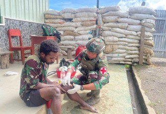 Pertolongan medis warga kampung Wako