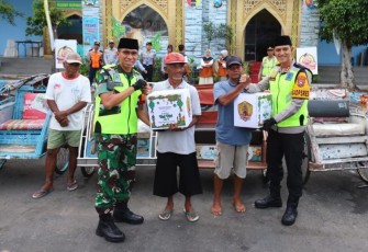 Dandim 0804/Magetan Letkol Inf Hasan Dasuki memberikan bingkisan lebaran 