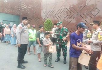 Dandim 0805/Ngawi Letkol Arh Setu Wibowo saat membagikan takjil gratis 