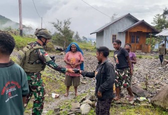 Satgas Yonif 112/DJ bagikan makanan bergizi 