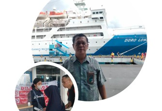 Kacab Pelni (Persero) Cabang Bitung,Juni Samsudin Sitorus dan Staf Pelni saat melakukan pemeriksaan tiket calon penumpang di pelabuhan Samudera Bitung