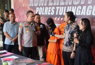 Kapolres Tulungagung AKBP Muhammad Taat Resdi saat konferensi pers, Jum'at (4/4)