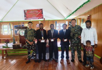 Doa Damai dan Dedikasi, Satgas TNI Berbagi Alkitab di Gereja Kingmit Mayuberi