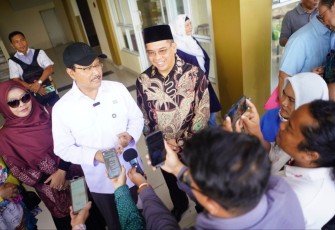 Menteri Sosial Saifullah Yusuf meninjau Rusunawa Baru Kronong di Kota Probolinggo, Jawa Timur, yang akan digunakan sebagai Sekolah Rakyat, Minggu (13/4/2025)