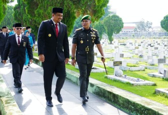 Pangdam I Bukit Barisan Mayjen TNI Rio Firdianto dan Gubernur Sumut Saat Hadiri Ziarah ke Makam Pahlawan Pada Peringatan HUT ke-77 Provinsi Sumut.