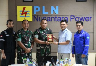 Danrem 081/DSJ Kolonel Arm Untoro Hariyanto saat menerima cenderamata 