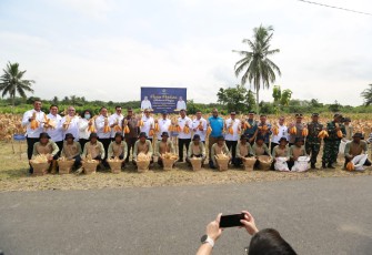 Menteri Agus Lakukan Kegiatan Panen Perdana di Nuskambangan