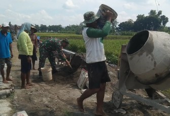 Babinsa Desa Kenongorejo dan Warga Bersinergi dalam Perbaikan Jalan