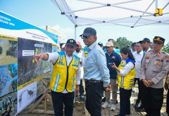 Menteri Pekerjaan Umum Dody Hanggodo meninjau penanganan pada titik-titik jebolan tanggul Sungai Tuntang di Desa Baturagung, Kecamatan Grubug, Kabupaten Grobogan, Sabtu (26/4/2025)