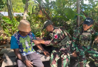 Satgas Yonif 641/Bru Laksanakan Pemeriksaan Kesehatan Warga Secara Rutin di Kampung Apalapsili