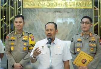Deputi Kemenko Polhukam Marsda TNI Eko Dono Indarto saat memberikan keterangan pers di Mapolda Jatim, Sabtu (10/5)