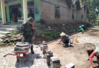 Pemasangan paving blok bersama warga binaan 