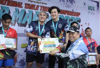 Komjen Pol (P) Prof Dr Petrus R Golose saat memberikan piagam trophy juara 