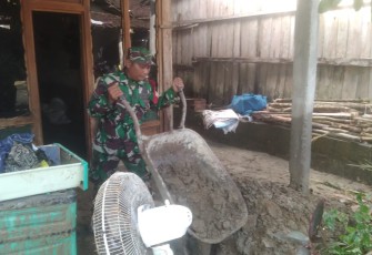 Bersihkan material lumpur rumah warga desa binaan 