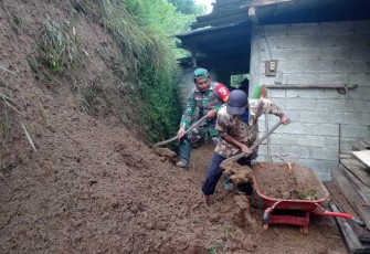 Bantu evakuasi material longsor warga wilayah desa binaan 