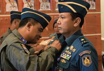 Danpuspenerbal Laksma TNI Bayu Alisyahbana saat menyematkan brevet kehormatan 