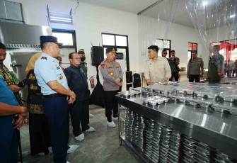 Kapolri Jenderal Listyo Sigit Prabowo meninjau SPPG Polda Sulsel, Kamis (15/5)