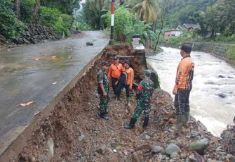 Jalan amblas di wilayah desa binaan 