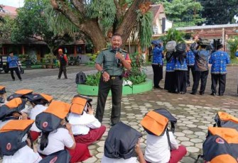 Babinsa Gadang, Peltu Sugianto saat memberikan edukasi siaga bencana, Rabu (21/5)