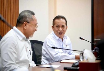 Wamenkop Ferry Juliantono bersama Menko Pangan Zulkifli Hasan di Jakarta, Jum'at (23/5)
