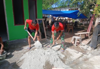 Satgas TMMD Ke-124 Kodim 0408/BS  dan Warga Maksimalkan Pemasangan Keramik dan Plester di RTLH